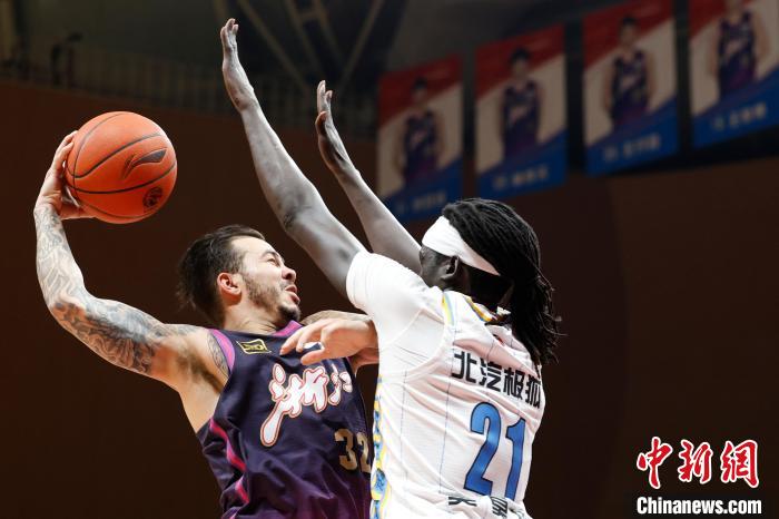 爱游戏-巴塞罗那不断突破！，浓眉哥连续五场比赛得分超过大比分获胜赛场气氛高涨(葫芦丝夫妻双双把家还降b调曲谱)