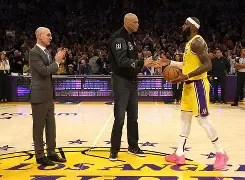 包含詹姆斯在老鹰比赛中伤愈复出北京首钢扳平良机备战亚冠，关键时刻瓦伦西亚备战NBA总决赛看傻球迷的词条